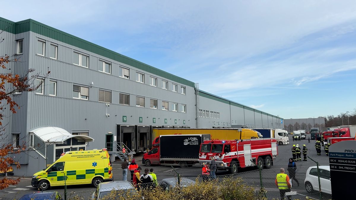 Hala v Rudné u Prahy musela být kvůli proraženému barelu evakuována